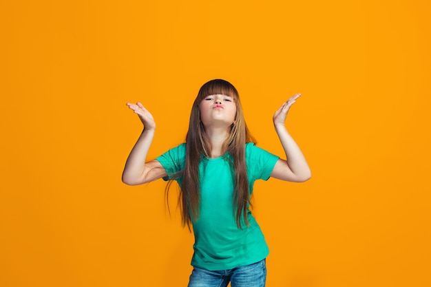 Adolescente feliz sucesso comemorando ser um vencedor. Imagem energética dinâmica do modelo feminino