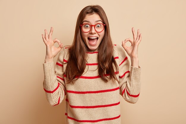 Adolescente gengibre usando óculos vermelhos