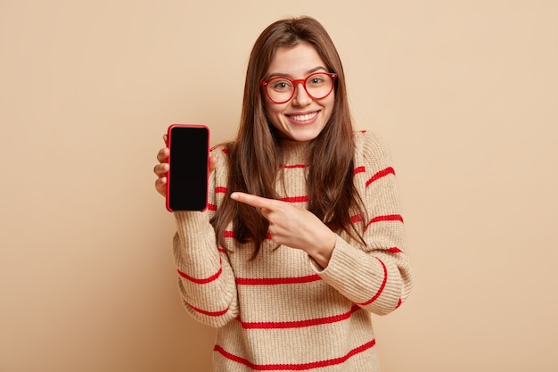 Adolescente gengibre usando óculos vermelhos