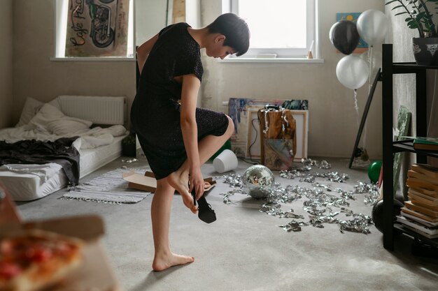Adolescente limpando sala para reduzir efeito de ressaca