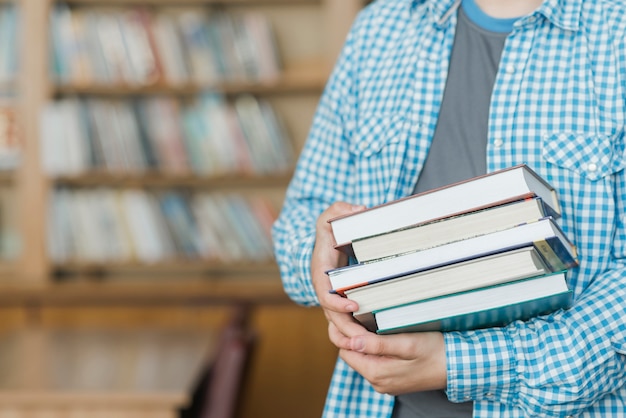 Foto grátis adolescente masculino da colheita com livros