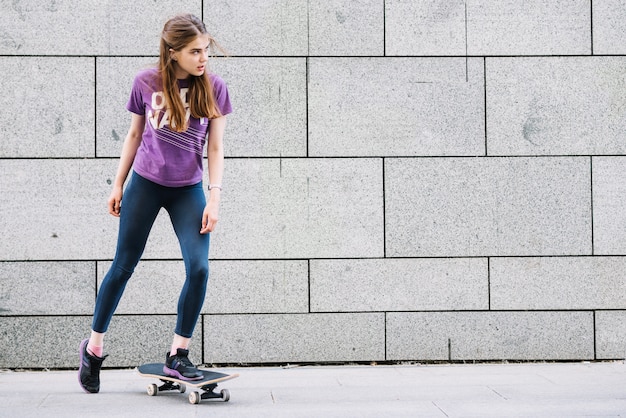 Adolescente, menina, andar, skateboard