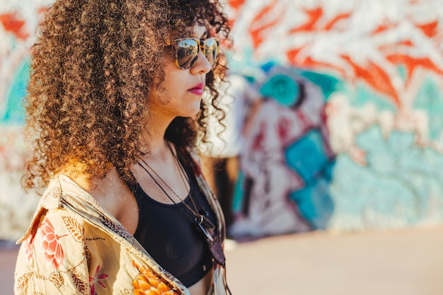 Adolescente morena de pé lá fora