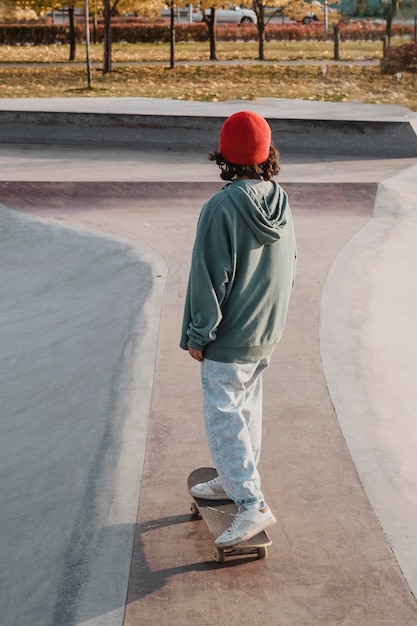 Foto grátis adolescente no skatepark