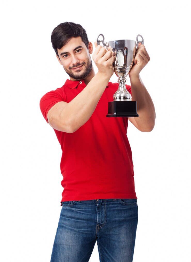 Foto grátis adolescente orgulhoso segurando a taça de prata