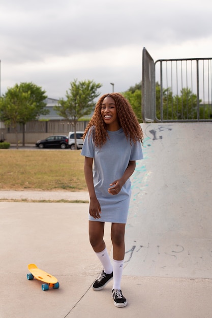 Foto grátis adolescente passando um tempo ao ar livre na pista de patinação