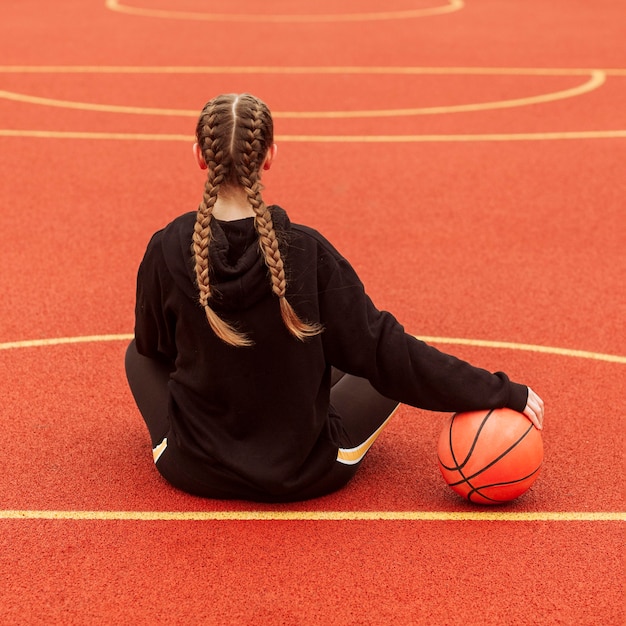 Foto grátis adolescente posando no campo de basquete