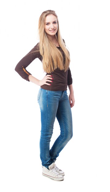adolescente positiva de jeans