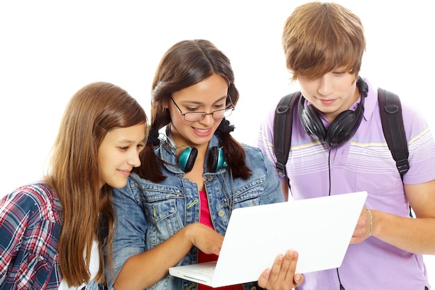 Foto grátis adolescente que mostra seu novo laptop