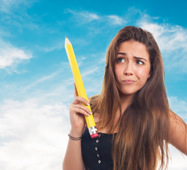 Adolescente que pensa com fundo do céu