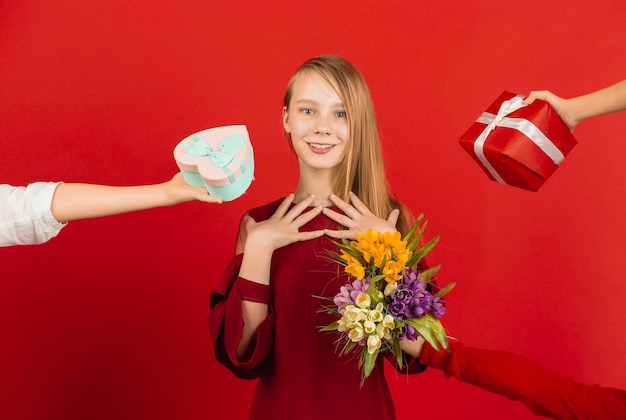 Adolescente recebendo muitos presentes