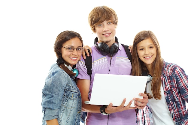 Adolescente segurando um laptop