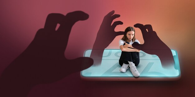 Adolescente sendo vítima de cyberbullying em smartphone