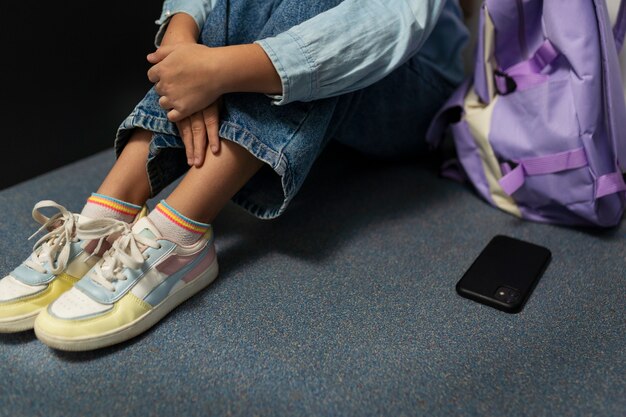 Adolescente sendo vítima de cyberbullying