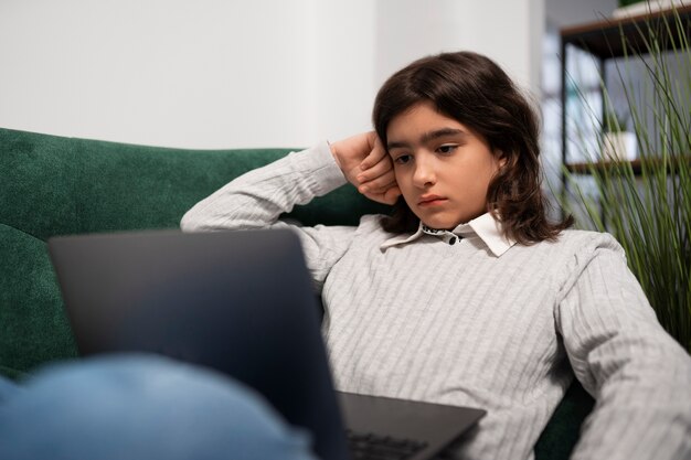 Adolescente sendo vítima de cyberbullying