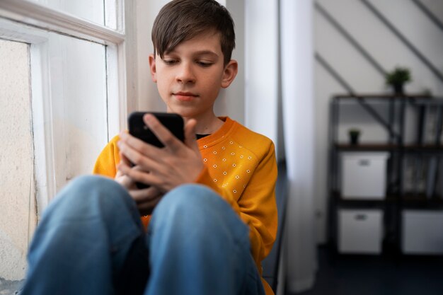 Adolescente sendo vítima de cyberbullying
