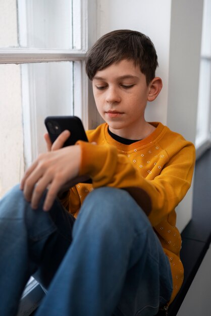 Adolescente sendo vítima de cyberbullying