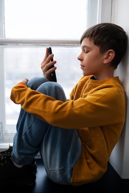 Adolescente sendo vítima de cyberbullying