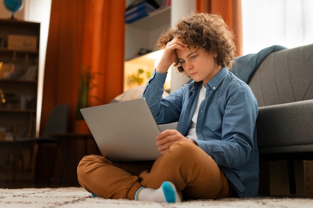 Foto grátis adolescente sofrendo de tiro completo sendo cyberbullying