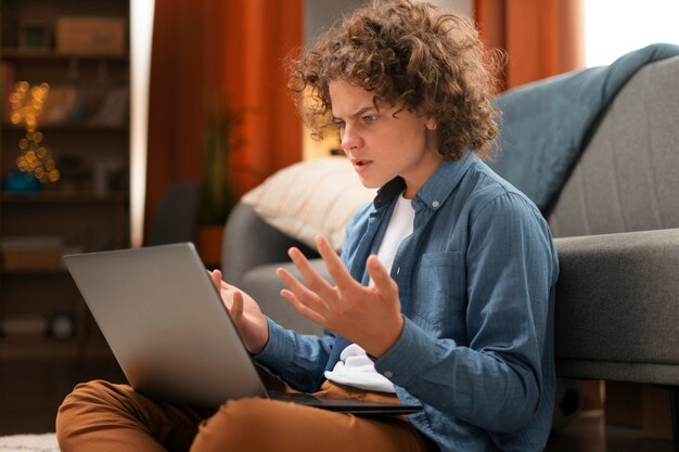 Adolescente sofrendo de tiro completo sendo cyberbullying