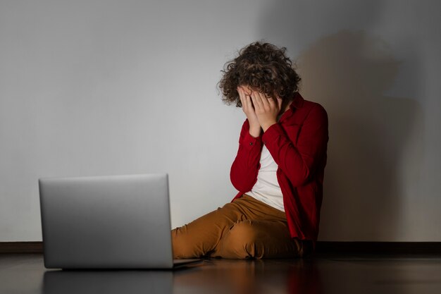 Adolescente sofrendo de tiro completo sendo cyberbullying