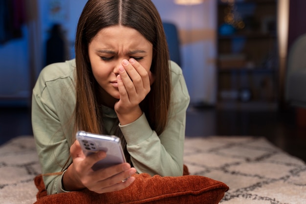 Adolescente sofrendo de tiro completo sendo cyberbullying