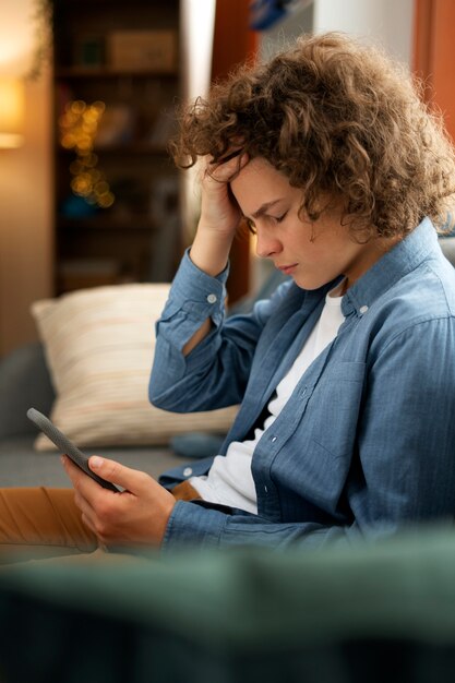 Adolescente sofrendo de tiro médio sendo cyberbullying
