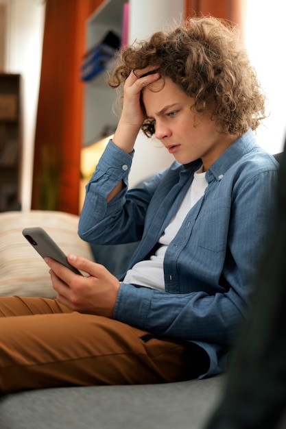 Foto grátis adolescente sofrendo de tiro médio sendo cyberbullying