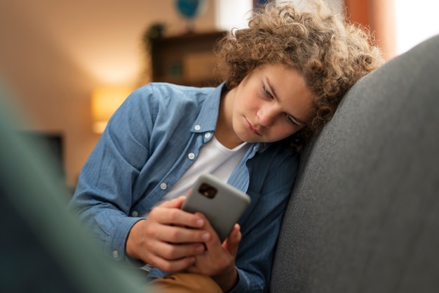 Adolescente sofrendo de tiro médio sendo cyberbullying