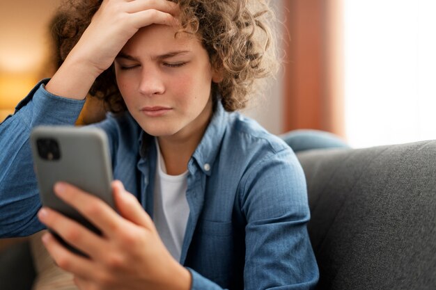 Adolescente sofrendo de tiro médio sendo cyberbullying