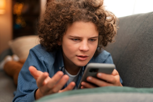Adolescente sofrendo de tiro médio sendo cyberbullying