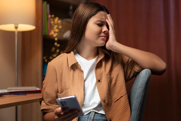 Adolescente sofrendo de tiro médio sendo cyberbullying