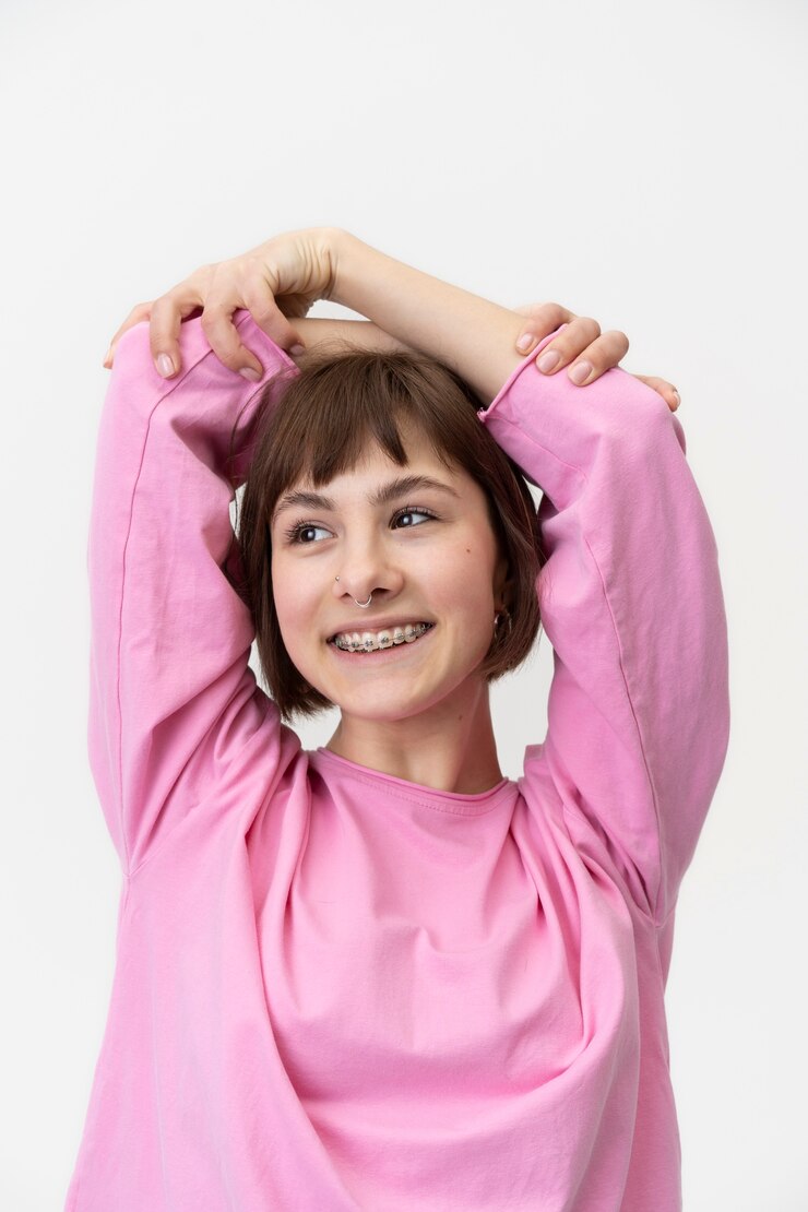 Foto grátis adolescente sorridente de tiro médio posando