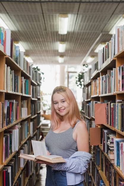 Adolescente sorridente, sacudindo, páginas, de, livro