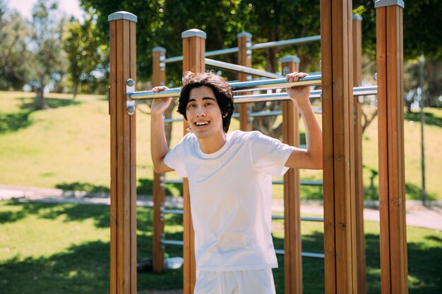 Adolescente, sorrindo, em, pátio recreio