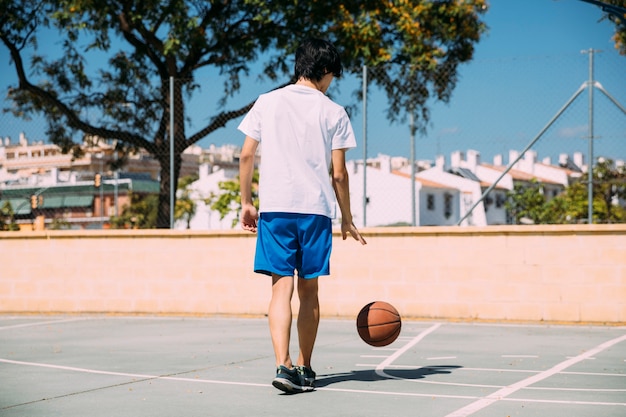 Adolescente, tocando, com, bola, em, corte