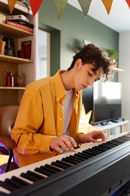 Adolescente tocando piano plano médio