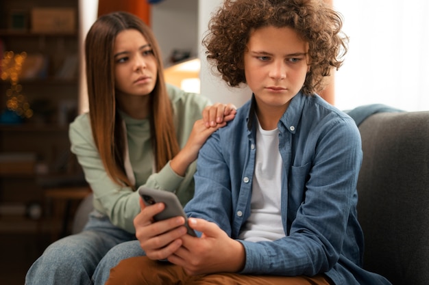 Adolescente triste de tiro médio sendo vítima de cyberbullying