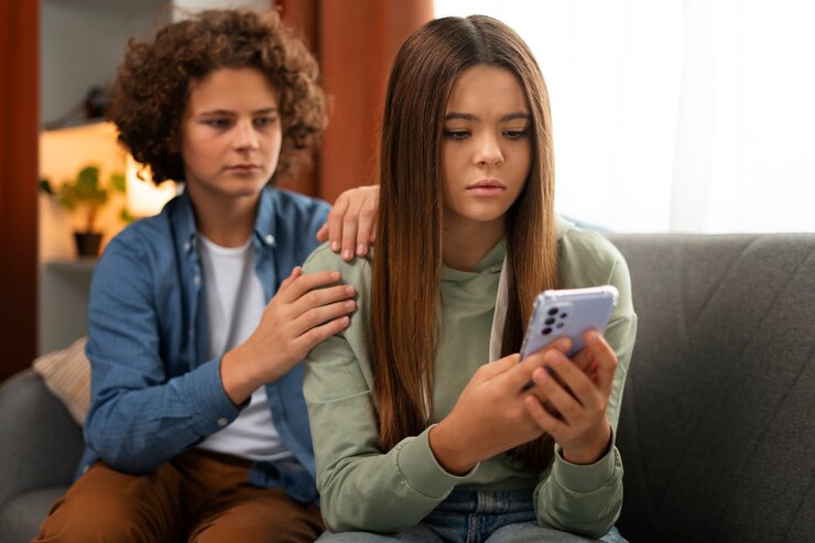 Foto grátis adolescente triste sendo vítima de cyberbullying plano médio