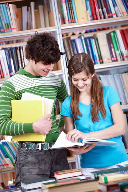 Adolescente virar a página de um livro