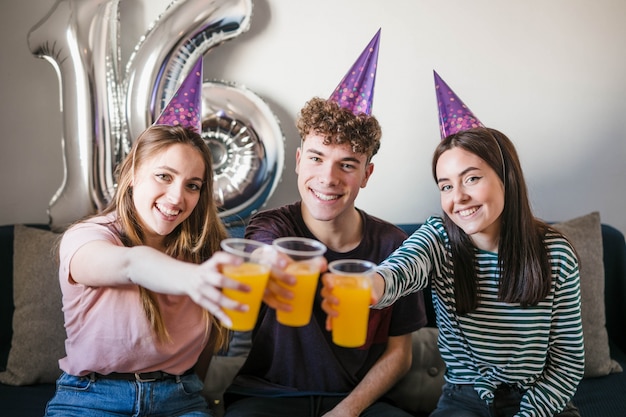 Adolescentes, brindar, com, copos soda