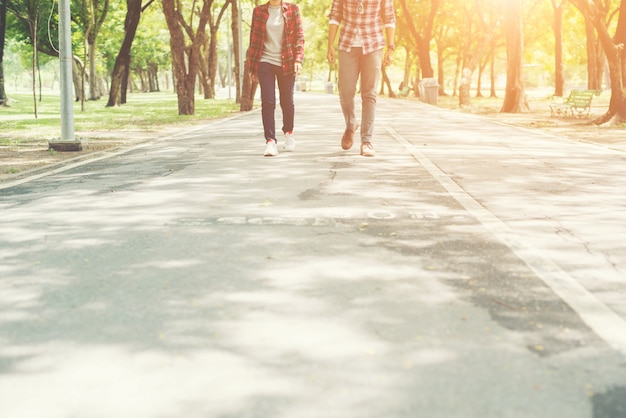 Adolescentes casal jovem caminhando juntos no parque, relaxante holida