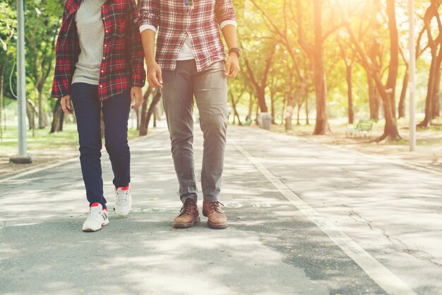 adolescentes Casal jovem caminhando juntos no parque, relaxante holida