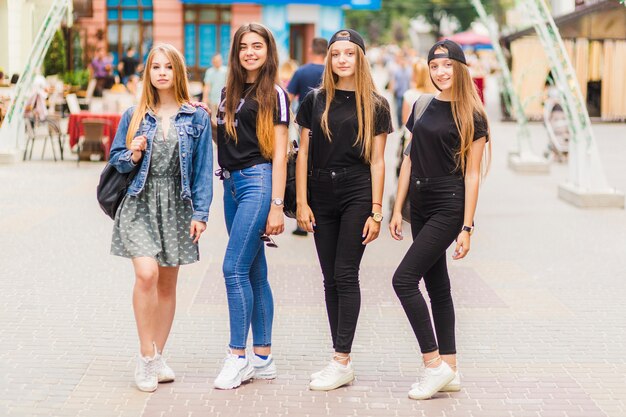 Adolescentes, com, mochilas, olhando câmera