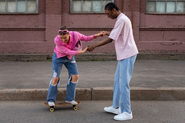 Adolescentes com roupas da moda do milénio XX