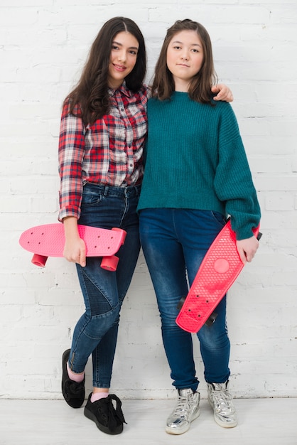 Foto grátis adolescentes, com, skateboard