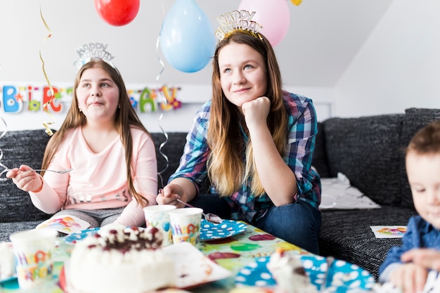 Adolescentes, comer, bolo aniversário