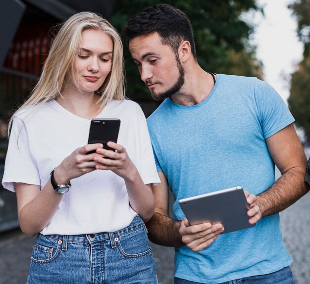 Adolescentes de médio porte procurando telefones