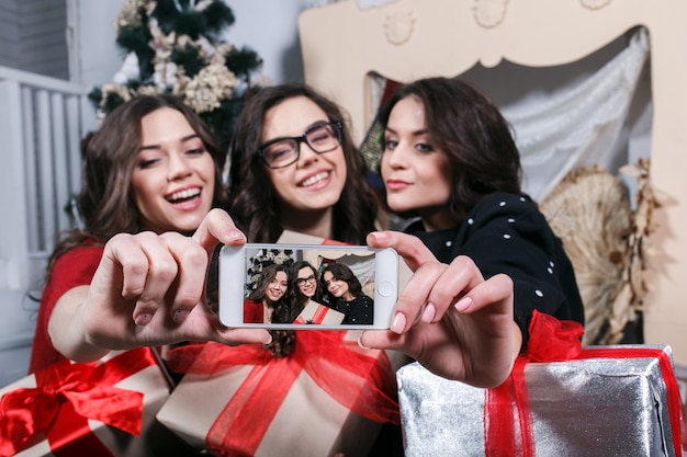 Foto grátis adolescentes de sorriso ao tirar uma foto