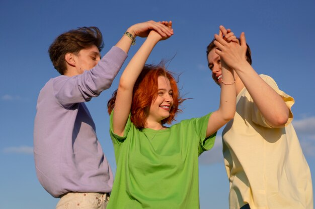 Adolescentes de tiro médio sendo amigos